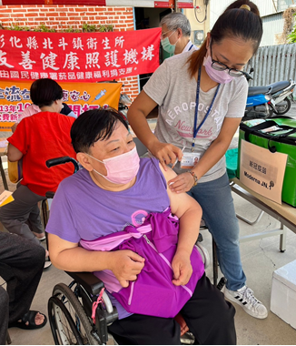 1131006銀髮社區高齡長輩，接種流感及新冠疫苗，新生里關懷據點照片1