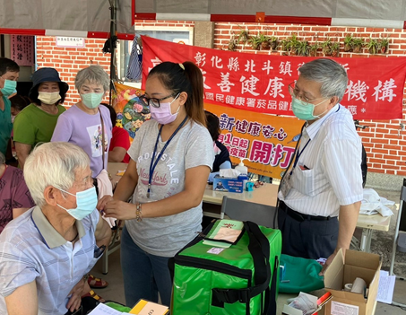 1131006銀髮社區高齡長輩，接種流感及新冠疫苗，新生里關懷據點 相本
