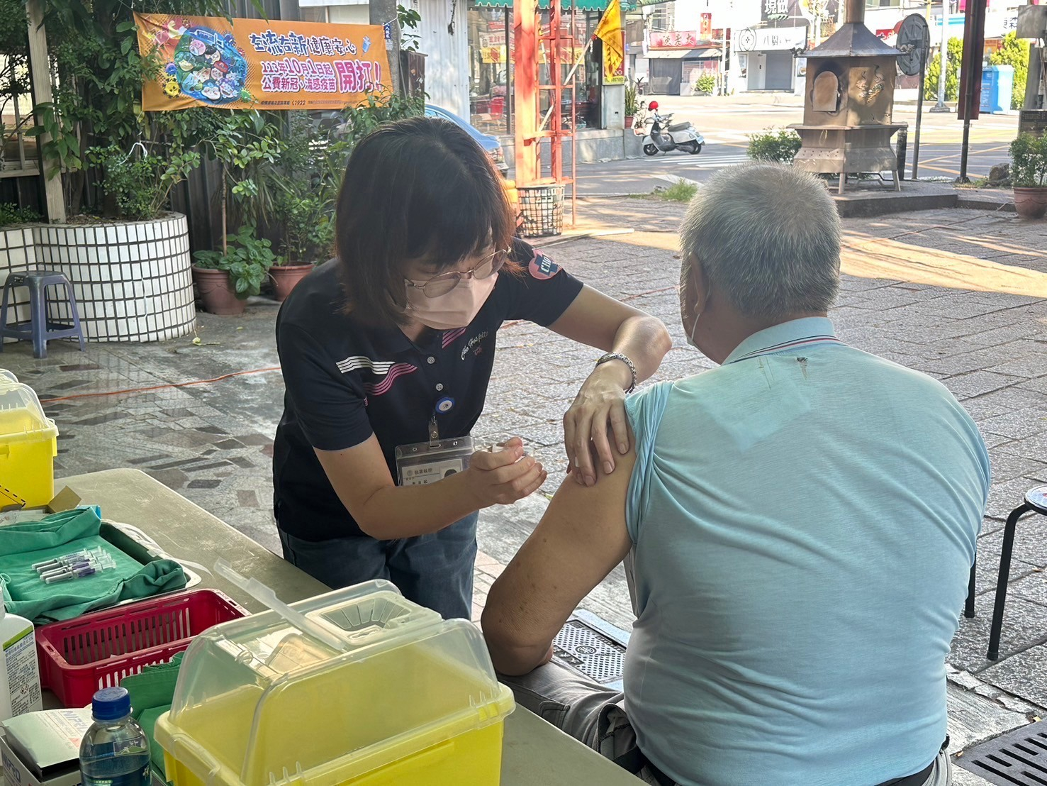 1131011銀髮社區高齡長輩，接種流感及新冠疫苗，西德里寶興宮 相本