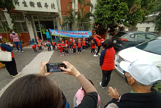11312 老幼共融_兒童廣場舞與銀髮社區長者互動照片2