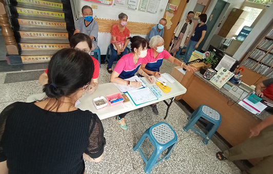 112 10 志工協助流感疫苗接種照片2