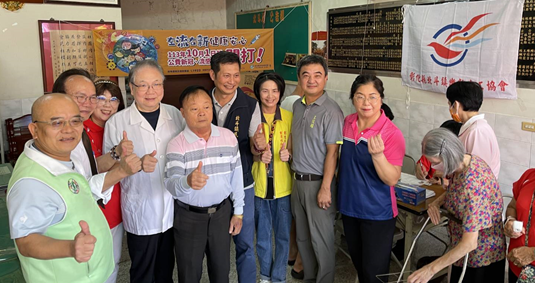 1131006志工協助社區高齡銀髮族接種疫苗照片1