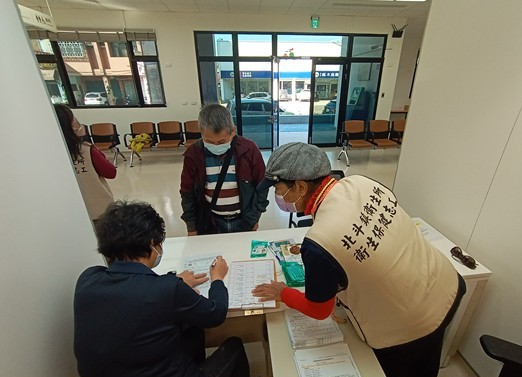 115.01志工協助社區長照衛福據點-癌篩測量及引導照片1