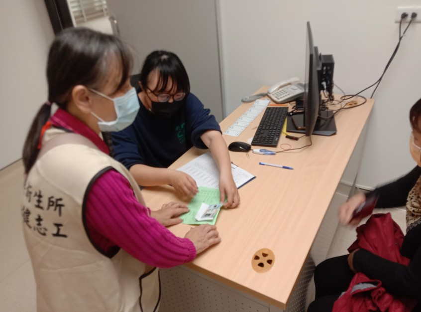 115.01志工協助社區長照衛福據點-癌篩測量及引導照片2