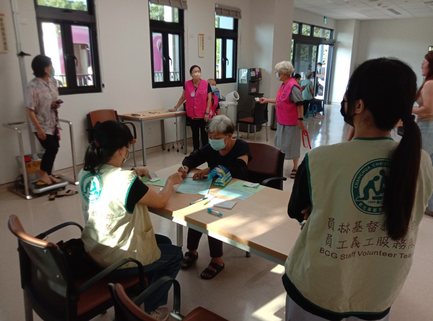 115.05志工協助社區長照衛福據點-癌篩測量及引導照片1
