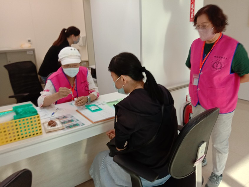 115.05志工協助社區長照衛福據點-癌篩測量及引導 相本
